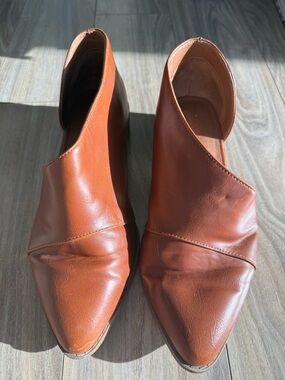 Women's Leather Pointed Slip-On Flats in Cognac